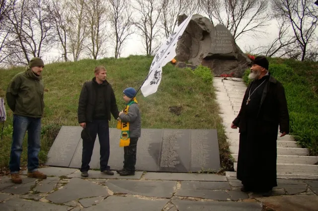 Футбольні фани, активісти «Нової сили» та священники вшанували пам’ять Героїв Коліївщини (Фоторепортаж) — фото 1