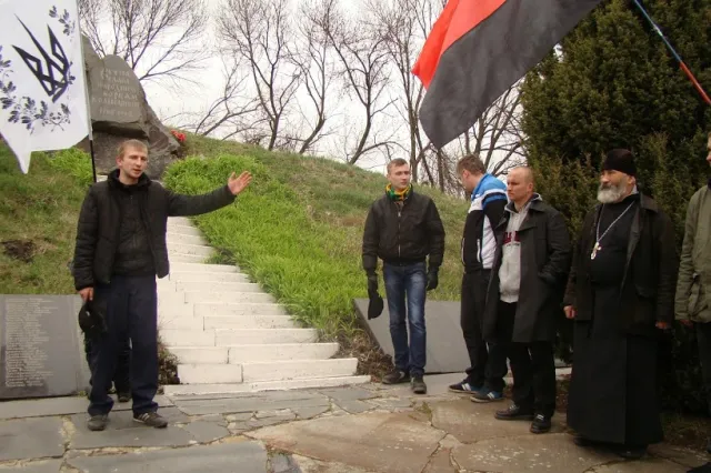 Футбольні фани, активісти «Нової сили» та священники вшанували пам’ять Героїв Коліївщини (Фоторепортаж) — фото 3