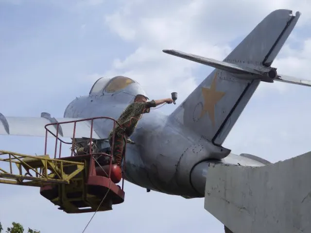 У Житомирі пофарбували центральний міст та почали відновлювати літак-пам’ятник (Фото) — фото 4