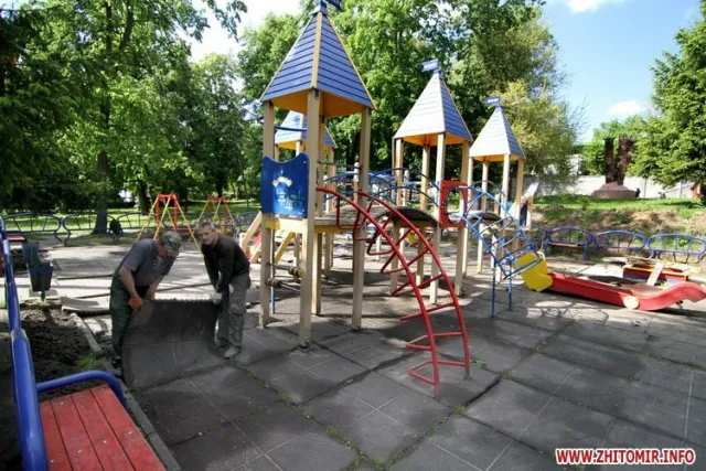 У житомирському парку знову з’явилися гірки та гойдалки на ігровому майданчику «Рошен» (Фото) — фото 1