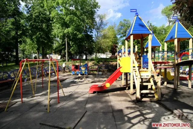 У житомирському парку знову з’явилися гірки та гойдалки на ігровому майданчику «Рошен» (Фото) — фото 2