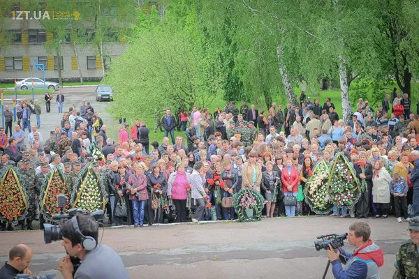 Житомиряни прощалися із трьома десантниками які загинули під Краматорськом (Фоторепортаж) — фото 3