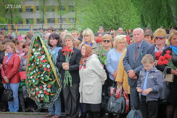 Житомиряни прощалися із трьома десантниками які загинули під Краматорськом (Фоторепортаж) — фото 4