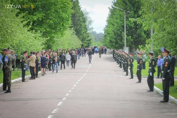 Житомиряни прощалися із трьома десантниками які загинули під Краматорськом (Фоторепортаж) — фото 9