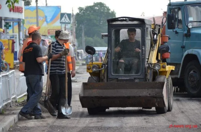 На вулиці Домбровського розпочали капітальний ремонт асфальтного покриття (Фото) + (Відео) — фото 3