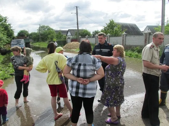 Рятувальники відкачують воду з підтоплених будинків — фото 2