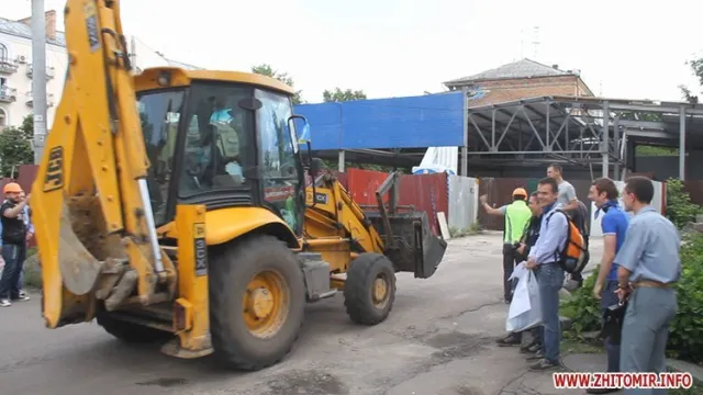 Активісти знесли паркан на будівництві АТБ (Фоторепортаж) + (Відео) — фото 1