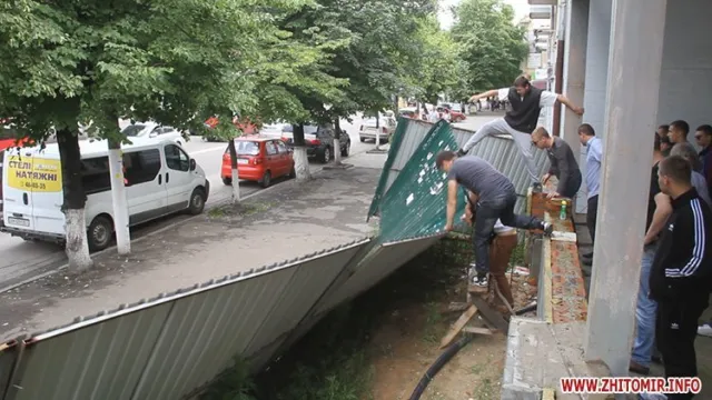 Активісти знесли паркан на будівництві АТБ (Фоторепортаж) + (Відео) — фото 6