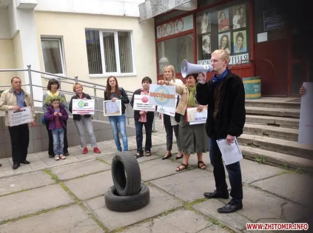 Активісти принесли шини під будівлю теруправління Держгірпромнагляду (Фото) — фото 2
