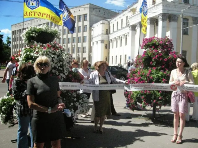 У Житомирі біля міської ради мітингують «Трезвый Житомир» та автобазар (Фоторепортаж) — фото 1