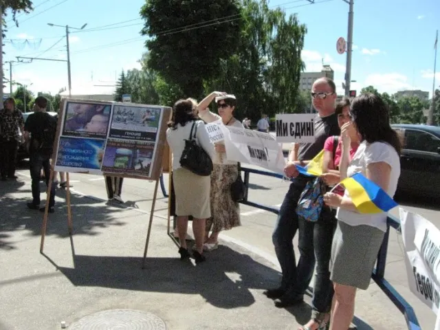 У Житомирі біля міської ради мітингують «Трезвый Житомир» та автобазар (Фоторепортаж) — фото 3