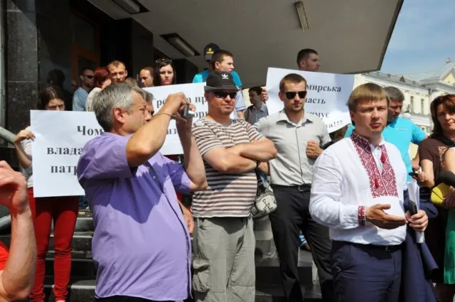 Біля облдержадміністрації зібралось з півтисячі представників громадськості з Житомирської області (Фото) — фото 1