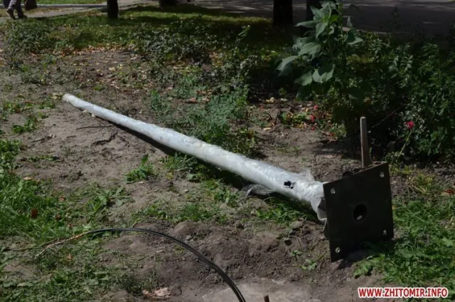 На Старому Бульварі міняють ліхтарі та встановлюють нові лавки (Фото) — фото 1