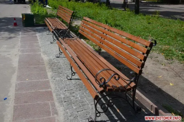 На Старому Бульварі міняють ліхтарі та встановлюють нові лавки (Фото) — фото 2
