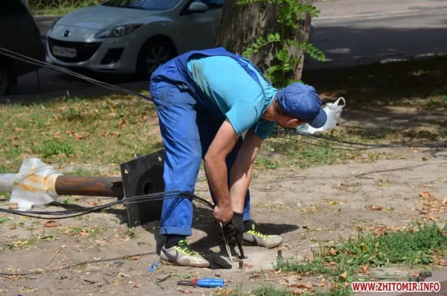 На Старому Бульварі міняють ліхтарі та встановлюють нові лавки (Фото) — фото 3
