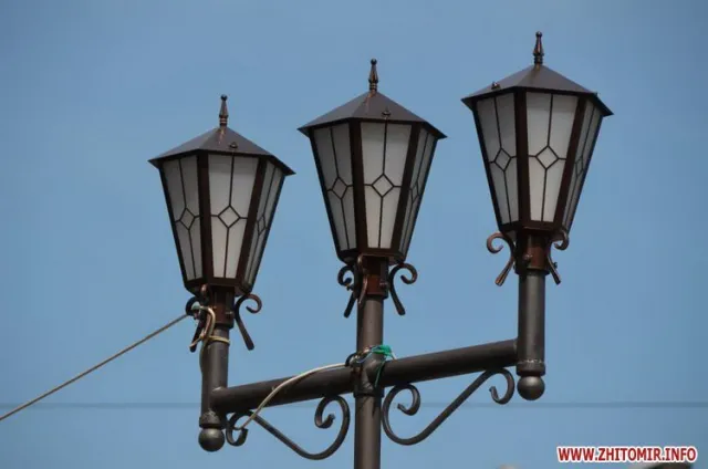 На Старому Бульварі міняють ліхтарі та встановлюють нові лавки (Фото) — фото 5
