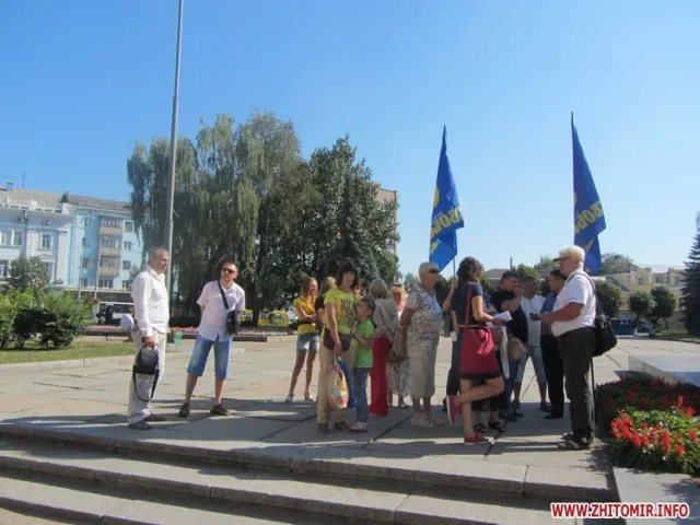 Біля будівлі Житомирської облдержадміністрації зібралося близько двох десятків активістів — фото 3