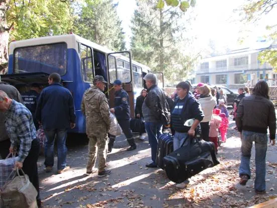 Із санаторію у Житомирській області відправили додому 45 переселенців (Фото) — фото 1