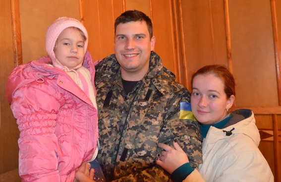 Житомирських працівників ДАІ, які повернулися із зони АТО, зустрічали колеги, рідні та близькі (Фото) — фото 2