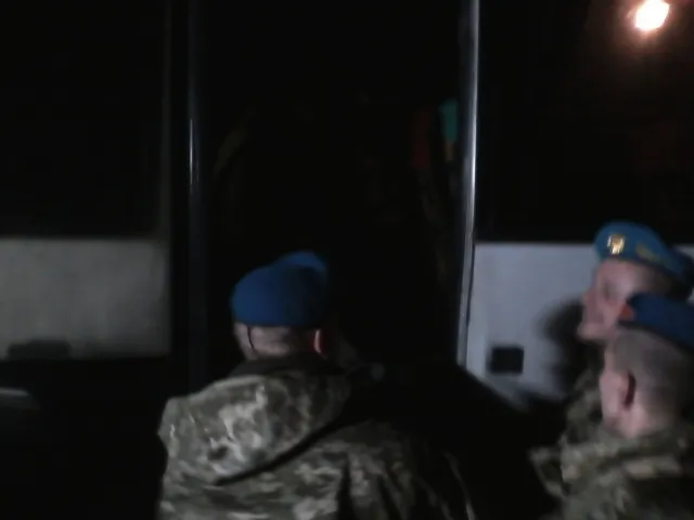 До Житомира вночі повернулись два автобуси з десантниками 95-ї бригади (Фото) + (Відео) — фото 4
