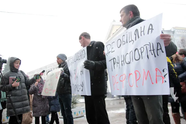 Під Житомирською мерією кілька десятків людей протестують проти підвищення вартості проїзду (Фото) + (Відео) — фото 1