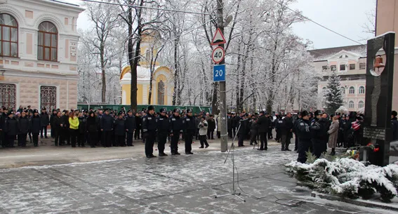 У Житомирі пролунав символічний дзвін Чорнобильської пам'яті (Фото) — фото 1