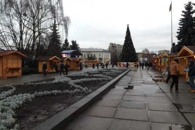 В Житомирі навколо головної ялинки на майдані Корольова організували справжній різдвяний ярмарок (Фото) — фото 1