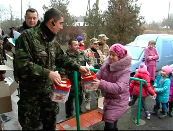 Житомирські ДАІвці і волонтери разом зі школярами Донеччини загадали одне бажання на всіх - миру та злагоди — фото 1