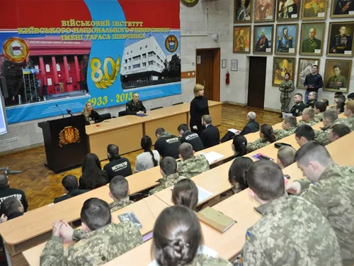 У Житомирі курсантів та офіцерів навчають навикам бійця-рятувальника (Фото) — фото 3