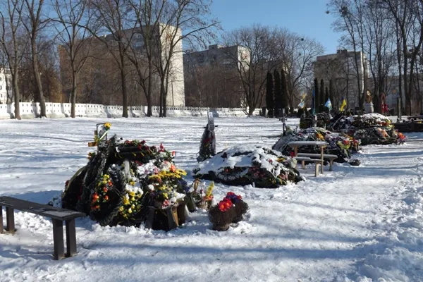 Житомиряни допомогли відновити могилу десантника, яка згоріла напередодні (Фото) — фото 2