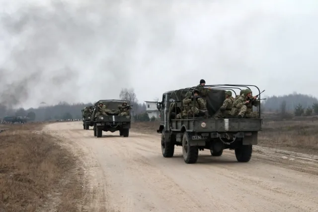 На полігоні під Житомиром продовжується підготовка відмобілізованих десантників (фото) — фото 2