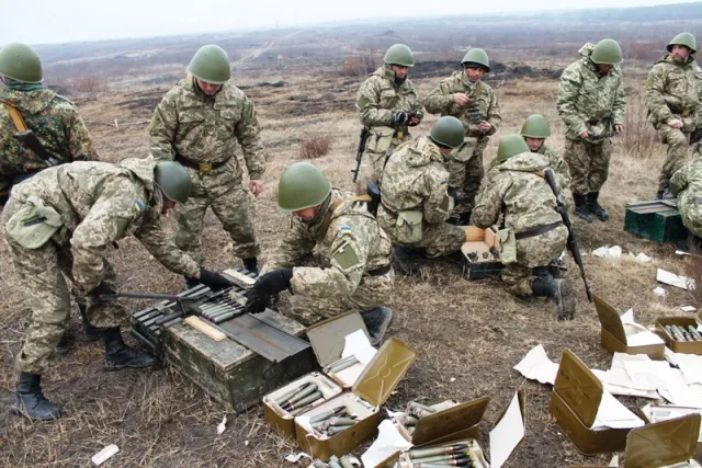 На полігоні під Житомиром продовжується підготовка відмобілізованих десантників (фото) — фото 4