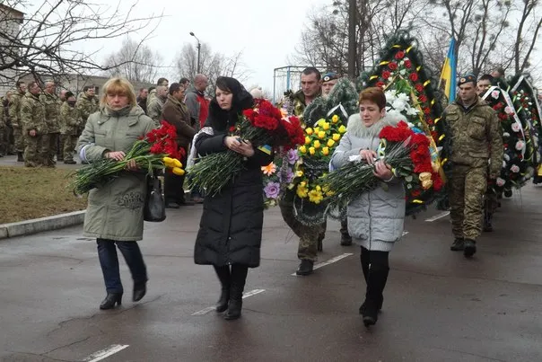 Близько сотні людей прийшли віддати шану та провести в останню путь Володимира Гнатюка (фото) — фото 3