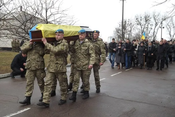 Близько сотні людей прийшли віддати шану та провести в останню путь Володимира Гнатюка (фото) — фото 4