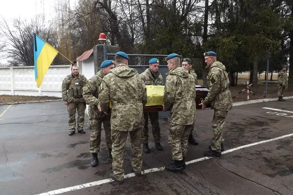 Близько сотні людей прийшли віддати шану та провести в останню путь Володимира Гнатюка (фото) — фото 5
