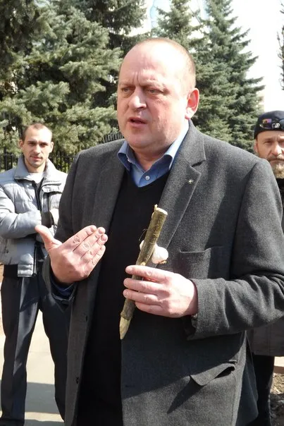 Активісти подарували СБУшникам дерев'яний кілок і часник (фото) — фото 4