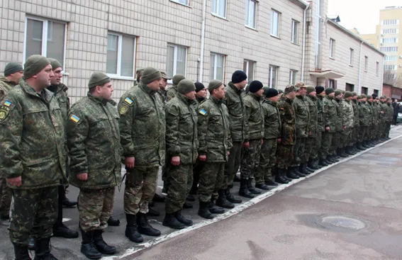 Рідні, друзі та колеги зустріли правоохоронців, які повернулись із Луганщини (фото) + (відео) — фото 1