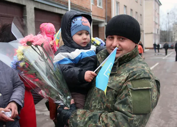 Рідні, друзі та колеги зустріли правоохоронців, які повернулись із Луганщини (фото) + (відео) — фото 3