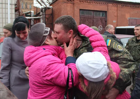 Рідні, друзі та колеги зустріли правоохоронців, які повернулись із Луганщини (фото) + (відео) — фото 4