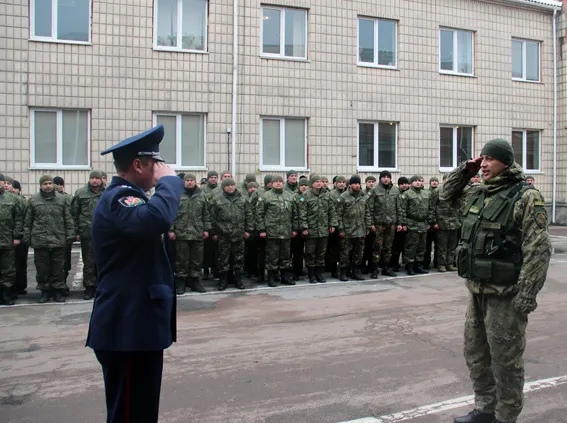 Рідні, друзі та колеги зустріли правоохоронців, які повернулись із Луганщини (фото) + (відео) — фото 8