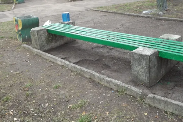 В Житомирі безхатченки прибрали сквер і пофарбували лавки (фото) + (відео) — фото 1