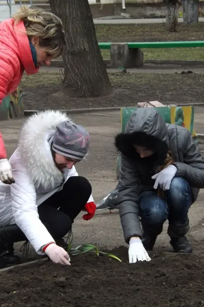 В Житомирі безхатченки прибрали сквер і пофарбували лавки (фото) + (відео) — фото 2