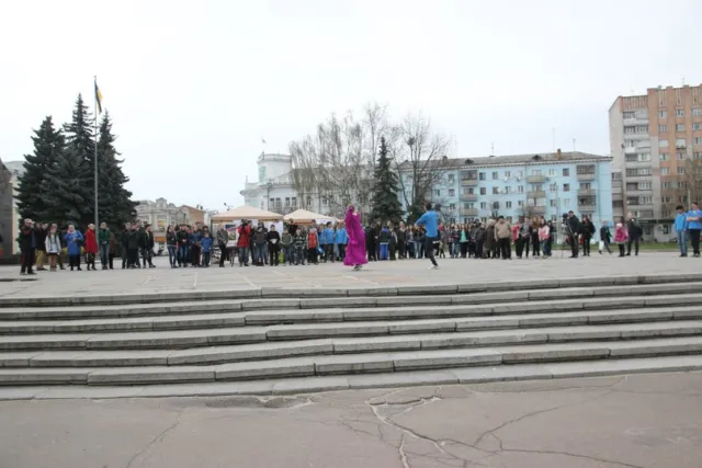 В центрі міста студенти-волонтери показували культуру народів світу й танцювали (фото) — фото 7