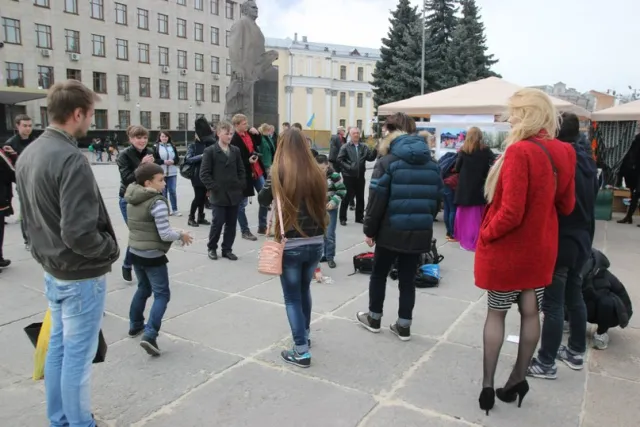В центрі міста студенти-волонтери показували культуру народів світу й танцювали (фото) — фото 8