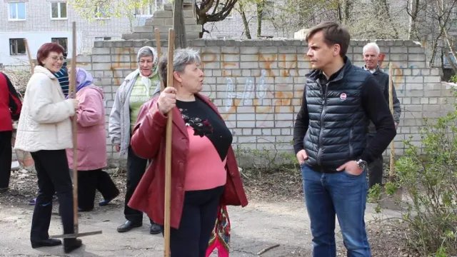 У Житомирі прибрали територію дитсадка, який незабаром можуть відновити (фото) — фото 1