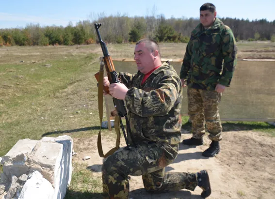 ДАІшники на військовому полігоні вдосконалили навики володіння автоматичною зброєю (фото) — фото 3