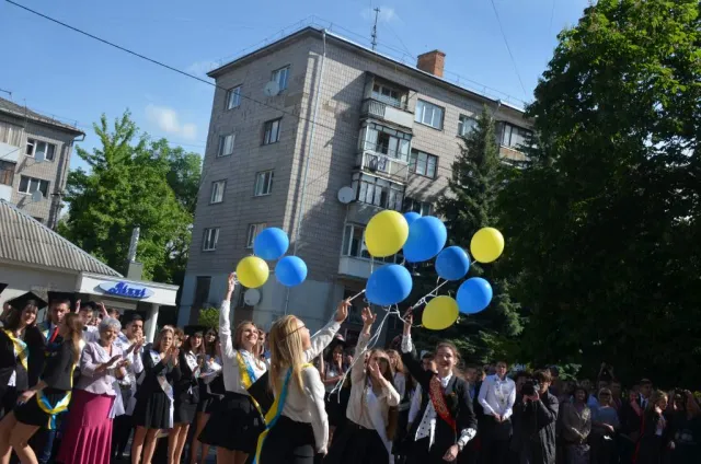 Для 26 тисяч житомирських школярів сьогодні відбулося свято «Останнього дзвоника» (фото) — фото 6