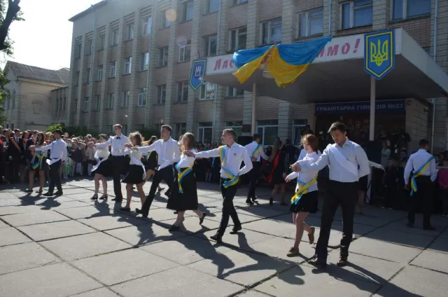 Для 26 тисяч житомирських школярів сьогодні відбулося свято «Останнього дзвоника» (фото) — фото 7