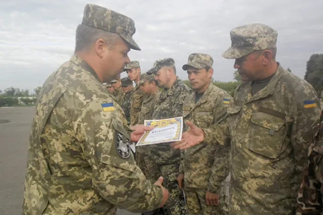 В Бердичеві близько сотні військових звільнили в запас (фото) — фото 1