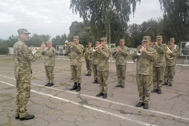 В Бердичеві близько сотні військових звільнили в запас (фото) — фото 8